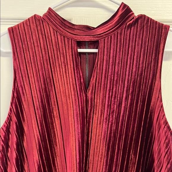 Reitman’s Elegant Burgundy Sleeveless Top - Picture 2 of 4